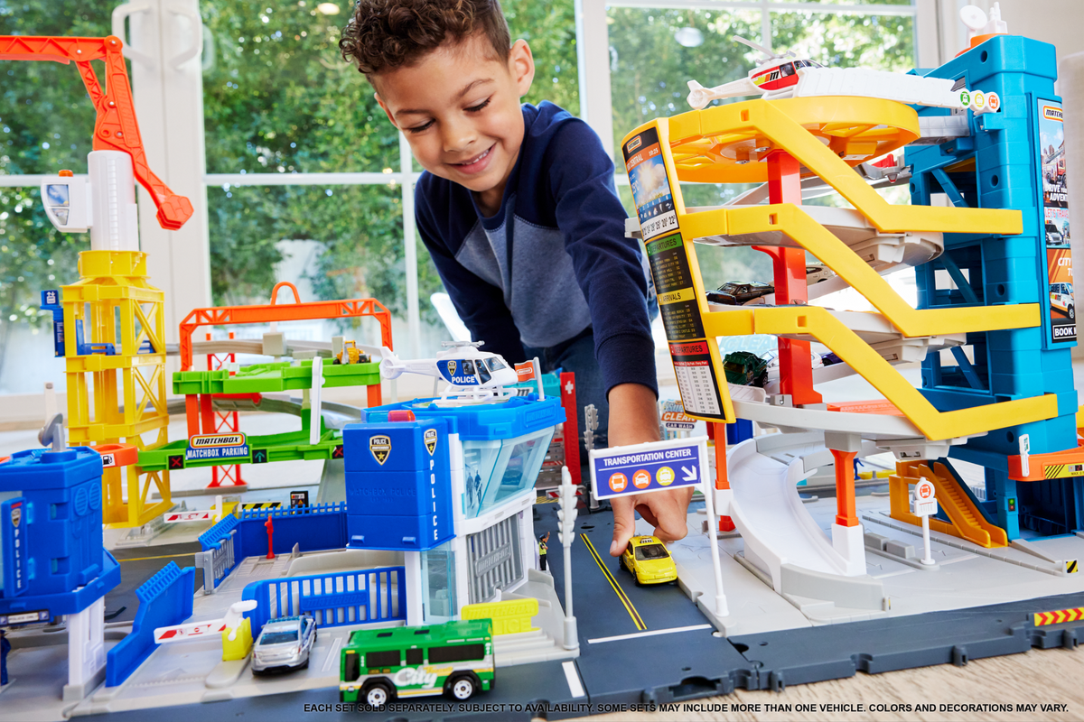 Matchbox Action Drivers Police Traffic Center Playset With 1:64 Scale Ford Police Interceptor Toy Car